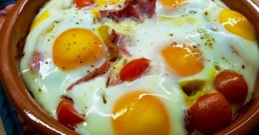 Oeufs au four avec blanc de poulet, oignons et tomates cerises