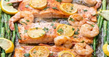 Saumon cuit au four avec crevettes et asperges