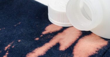 Comment enlever une tache d’eau de javel sur un vêtement ? 9 astuces efficaces pour l’éliminer