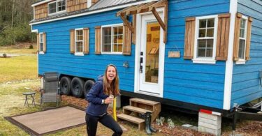 La petite maison de style ferme moderne de 28 pieds s’adapte aux vélos et à ses cyclistes!