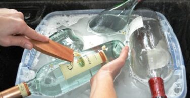 Plutôt que de jeter vos vieilles bouteilles en verre, voici 11 façons de les réutiliser dans la maison